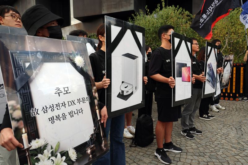 삼성전자 DX 부문 직원 중심으로 구성된 노동조합 '동행' 조합원들이 지난 18일 서울 용산구 이재용 삼성전자 회장 자택 인근에서 보상 격차 해소를 촉구하는 집회를 하고 있다. 뉴시스
