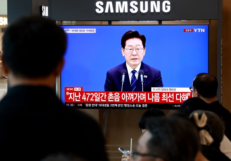 18일 오전 서울 중구 서울역 대합실에서 시민들이 이재명 대통령의 기자회견 생중계를 지켜보고 있다. 2026.9.18 ⓒ 뉴스1 이호윤 기자