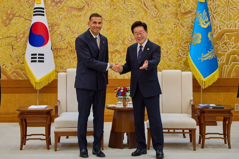 이재명 대통령이 18일 청와대에서 칼둔 칼리파 알 무바라크 아랍에미리트(UAE) 아부다비 행정청장을 접견하고 있다. 청와대 제공