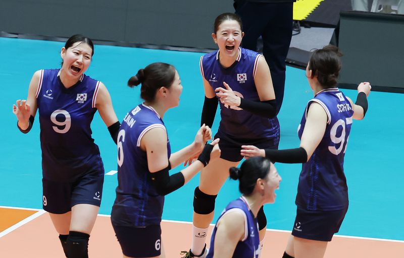 18일 일본 파크 아레나 고마키에서 열린 2026 아이치·나고야 아시안게임 여자배구 조별리그 D조 3차전 대한민국과 베트남의 경기, 세트스코어 3대1로 승리한 대한민국 선수들이 기뻐하고 있다. 2026.9.18 ⓒ 뉴스1 김민지 기자 /사진=뉴스1