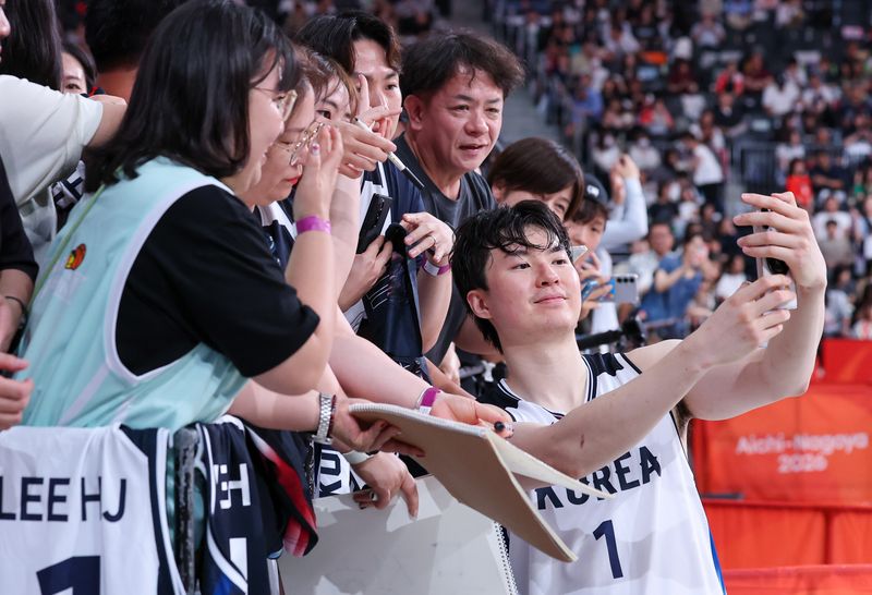 18일 일본 나고야 아이치인터내셔널 아레나에서 열린 2026 아이치·나고야 아시안게임 남자농구 준결승 대한민국과 이란의 경기, 77-51로 승리를 거둔 한국 이현중이 팬들과 셀카를 찍고 있다. 뉴스1