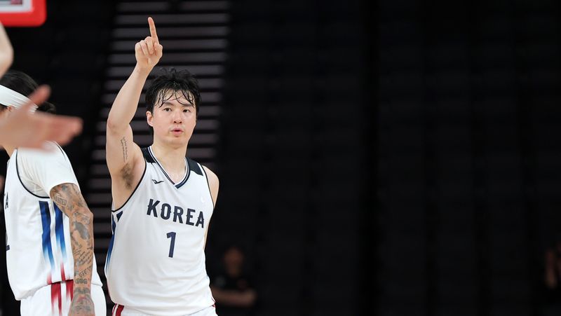 [나고야=뉴시스] 김금보 기자 = 18일 오후(현시시간) 일본 아이치현 나고야시 아이치 인터내셔널 아레나에서 열린 2026 아이치·나고야 아시안게임 남자 농구 준결승 한국과 이란의 경기, 한국 이현중이 득점 후 동료들과 환호하고 있다. 2026.09.18. kgb@newsis.com