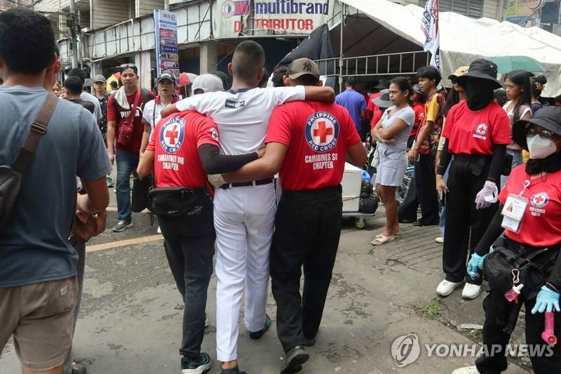 18일(현지시간) 총기난사 사건이 발생한 필리핀 남부 민다나오섬 남코타바토주 방가 지역의 방가 국립 고등학교에서 구급대원들이 구조 활동을 벌이고 있다. 연합뉴스