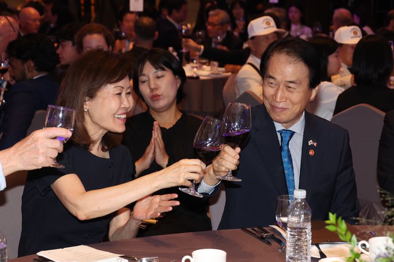 미셸 스틸 주한미국대사(왼쪽 첫번째)가 지난 18일 서울 중구 앰배서더 서울 풀만에서 열린 유엔참전용사 재방한 감사 만찬에서 건배를 하고 있다. 뉴시스