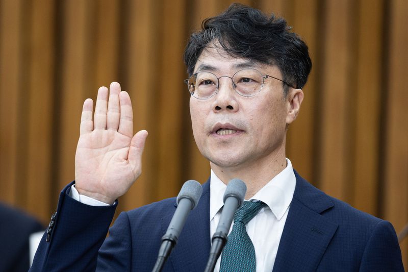 지난 14일 국회에서 열린 인사청문회에서 선서하는 김 대법관. 뉴스1