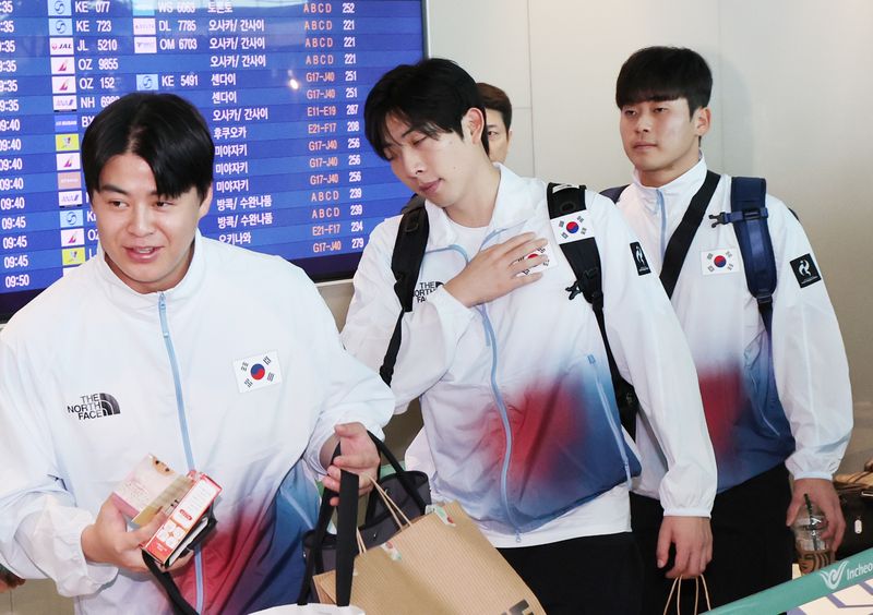2026 아이치·나고야 아시안게임 야구 대표팀 노시환(왼쪽부터), 오원석, 박영현 선수가 18일 오전 인천공항 제2여객터미널을 통해 출국하고 있다. /사진=뉴시스