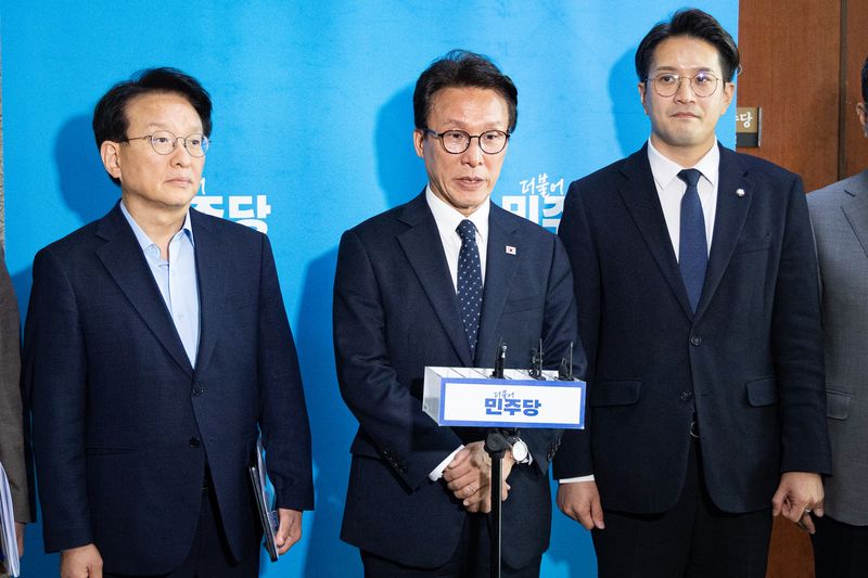 김민석 더불어민주당 대표가 18일 서울 여의도 국회에서 이재명 대통령 기자회견 시청을 마친 후 입장을 밝히고 있다. 왼쪽부터 더불어민주당 박성준 수석대변인, 권칠승 정책위의장, 김 대표, 전용기 최고위원, 김태선 당대표 비서실장. 2026.9.18 ⓒ 뉴스1 유승관 기자