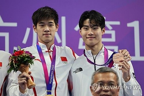 2022 항저우 아시안게임 자유형 100ｍ 금메달 판잔러(왼쪽)와 황선우. 연합뉴스