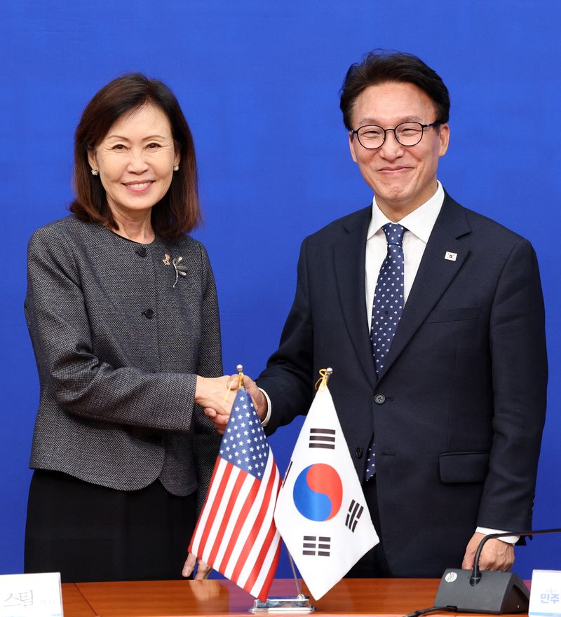 김민석 더불어민주당 대표가 지난 15일 국회에서 미셸 스틸 주한미국대사를 접견하며 기념촬영을 하고 있다. 뉴시스