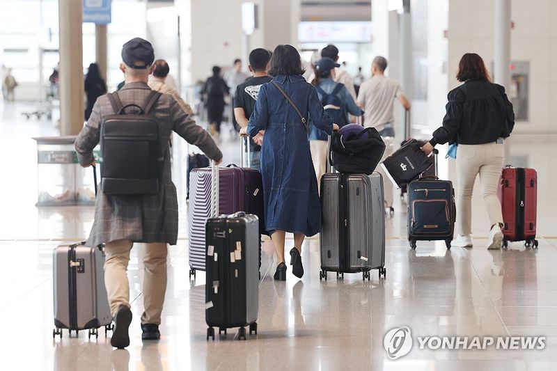 공항 이용객 (출처=연합뉴스)