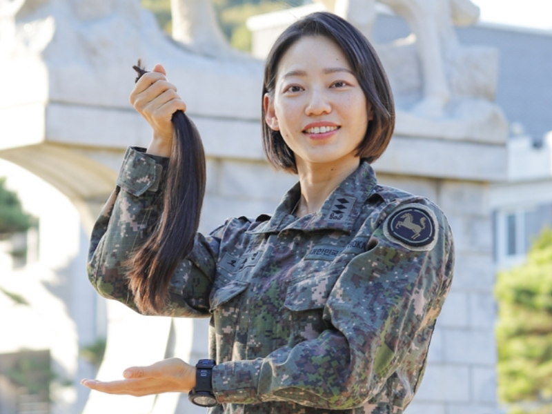 기부한 모발을 들고 있는 육군 9사단 오수진 대위. 오 대위는 14년째 어머나운동본부에 모발 기부를 이어오고 있다. /사진=연합뉴스