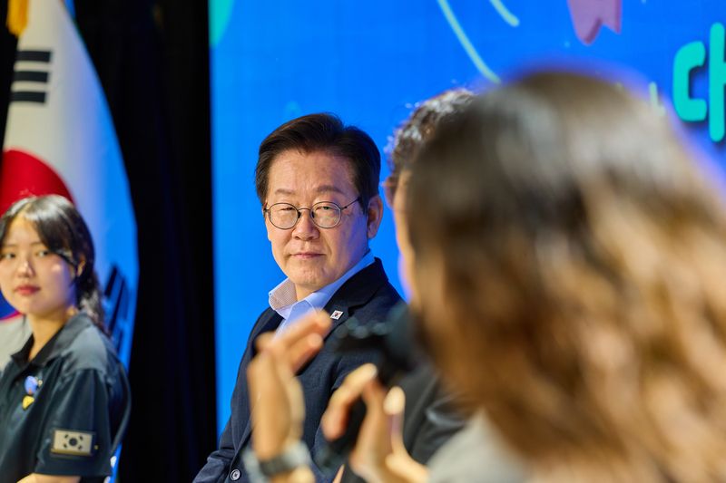 이재명 대통령이 19일 서울 마포구 구름아래 소극장에서 열린 2030 청년 소통·공감 토크콘서트에서 참석자들의 발언을 경청하고 있다. (대통령실 제공. 재판매 및 DB 금지) 2025.9.19 ⓒ 뉴스1 허경 기자