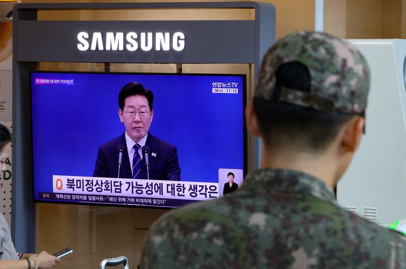 [서울=뉴시스] 김명년 기자 = 18일 서울 용산구 서울역 대합실에서 시민들이 TV를 통해 이재명 대통령의 기자회견을 지켜보고 있다. 2026.09.18. kmn@newsis.com