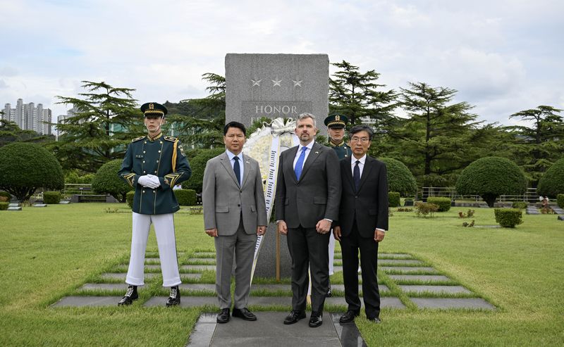 17일 제29차 한미 통합국방협의체(KIDD) 회의를 계기로 유엔기념공원을 방문한 김홍철 국방정책실장과 미 전쟁부 조지 르무어(George LeMeur) 동아시아부차관보가 기념비에 헌화와 참배를 하고 있다. 국방부 제공