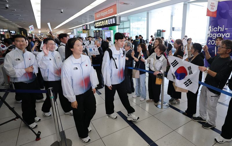 탁구 신유빈과 배드민턴 서승재를 필두로한 2026 아이치·나고야 아시안게임 본단이 17일(현지시간) 오후 일본 아이치현 도코나메시 주부국제공항을 통해 입국하고 있다. 뉴시스