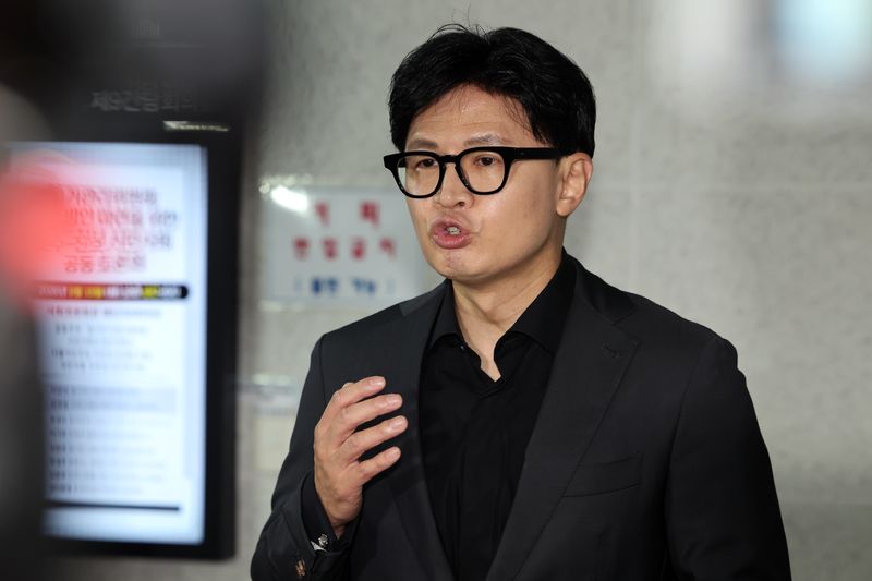 한동훈 무소속 의원이 지난 15일 오후 서울 여의도 국회 의원회관에서 김승원 법무부 장관 후보자와 김민석 더불어민주당 대표 등과 관련한 현안 브리핑을 하고 있다. 뉴스1