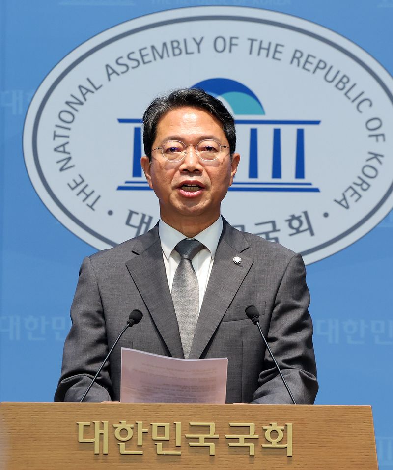 김승원 법무부 장관 후보자가 19일 서울 영등포구 여의도 국회 소통관에서 후보자직 사퇴 기자회견을 하고 있다. 뉴스1