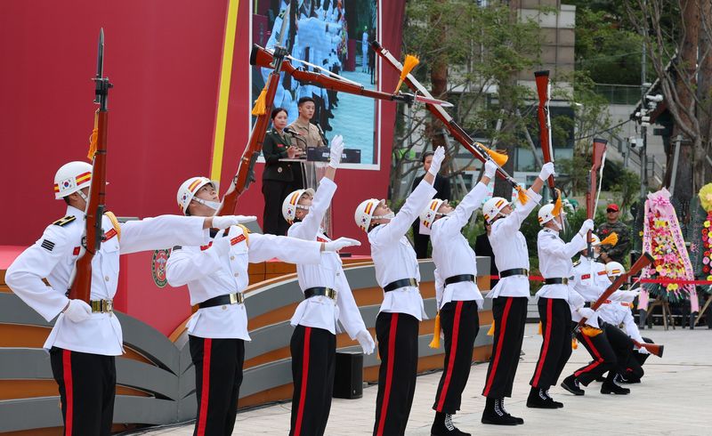 해병대 의장대가 19일 중구 서울광장에서 열린 2026년 서울수복 전승기념행사에서 시범을 보이고 있다. 뉴스1