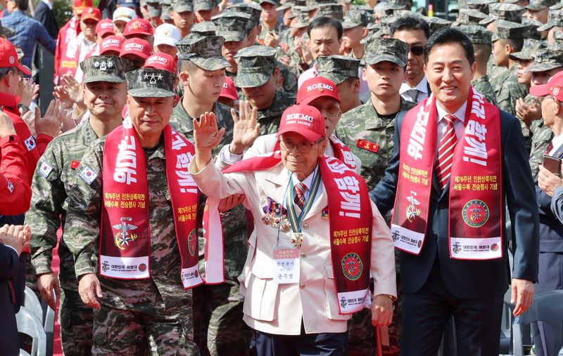 오세훈 서울시장이 19일 중구 서울광장에서 열린 2026년 서울수복 전승기념행사에서 주일석 해병대 사령관, 윤주성 참전용사와 함께 입장하고 있다. 뉴스1