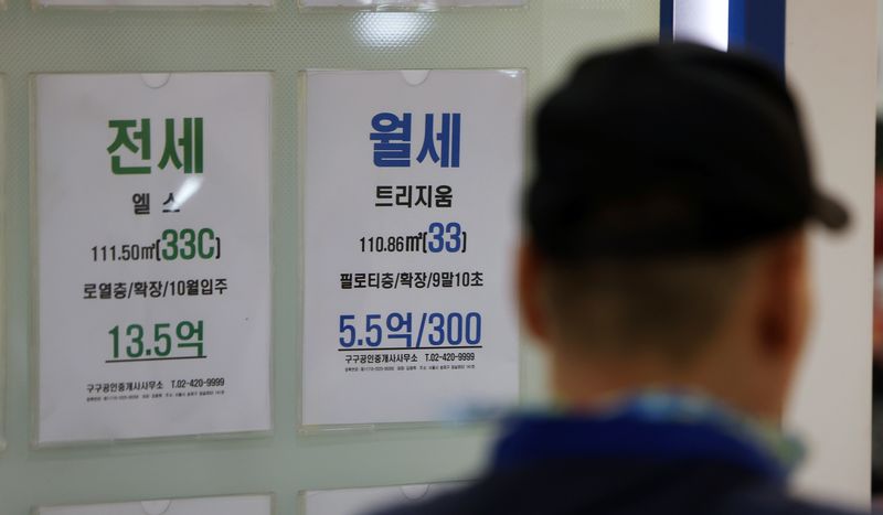 [서울=뉴시스] 김명년 기자 = 서울 아파트 전셋값 상승과 전세 매물 부족으로 월세 수요가 늘면서 세입자들의 주거비 부담이 커지고 있다. 한국부동산원에 따르면 지난 7월 서울 아파트 평균 월세가격은 162만원으로 관련 통계 집계 이후 처음으로 160만원을 넘어섰다. 25일 서울 송파구 한 공인중개업소에 월세 매물 안내문이 게시돼 있다. 2026.08.25. kmn@newsis.com