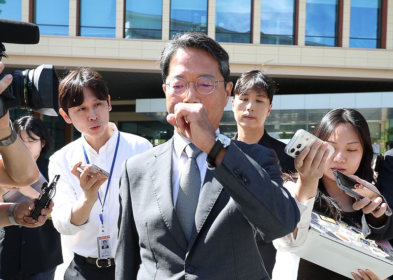 [서울=뉴시스] 김명년 기자 = 김승원 법무부 장관 후보자가 19일 오전 서울 여의도 국회 소통관에서 기자회견을 마치고 이동하고 있다. 이날 김 후보자는 후보직을 사퇴했다. 2026.09.19. kmn@newsis.com
