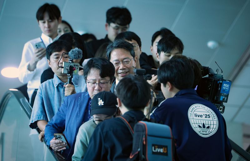 [서울=뉴시스] 김명년 기자 = 김승원 법무부 장관 후보자가 19일 오전 서울 여의도 국회 소통관에서 기자회견을 마치고 이동하고 있다. 이날 김 후보자는 후보직을 사퇴했다. 2026.09.19. kmn@newsis.com