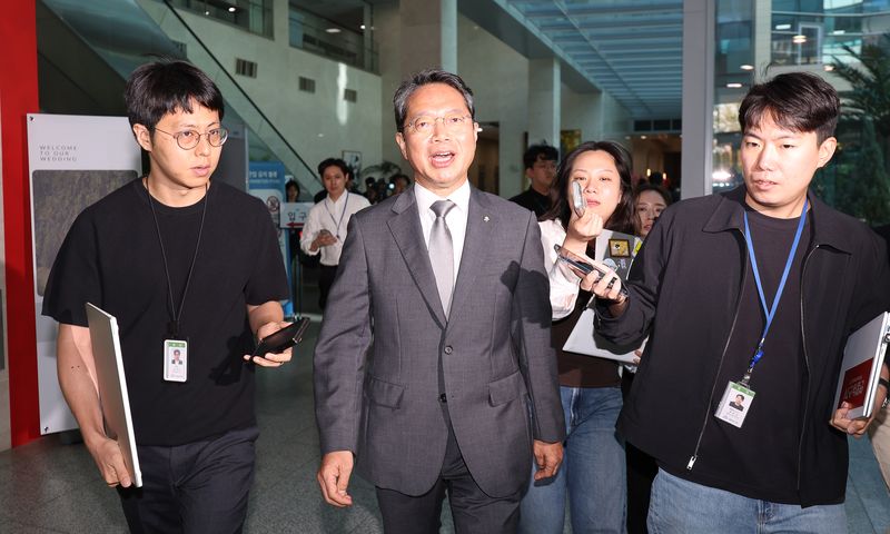 [서울=뉴시스] 김명년 기자 = 김승원 법무부 장관 후보자가 19일 오전 서울 여의도 국회 소통관에서 기자회견을 마치고 이동하고 있다. 이날 김 후보자는 후보직을 사퇴했다. 2026.09.19. kmn@newsis.com