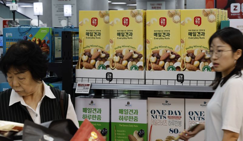 [서울=뉴시스] 김혜진 기자 = 롯데마트·슈퍼가 자체브랜드(PB) '오늘좋은'을 앞세워 명절 선물 시장 공략에 나선다. 롯데마트·슈퍼는 이번 추석 '오늘좋은 매일견과 80봉 선물세트'를 2만9900원에 선보인다고 9일 밝혔다. 2023년 오늘좋은을 출시한 이후 브랜드 이름을 내건 명절 선물세트를 선보이는 것은 이번이 처음이다. 9일 서울 송파구 롯데마트 잠실점에 오늘좋은 매일견과 상품이 진열돼 있다. 2026.09.09. jini@newsis.com