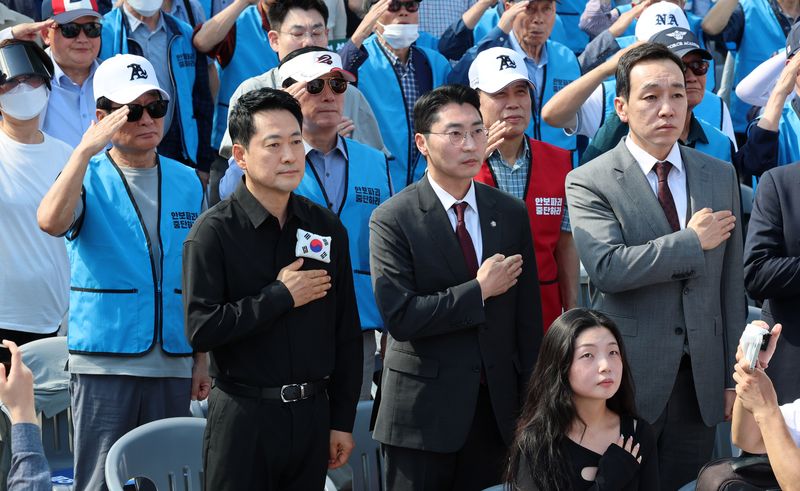 장동혁 국민의힘 대표가 19일 서울 종로구 경복궁역 1번 출구 앞에서 열린 사관학교 폐교 반대 결의대회에 참석해 국민의례를 하고 있다. 2026.9.19 ⓒ 뉴스1 박세연 기자