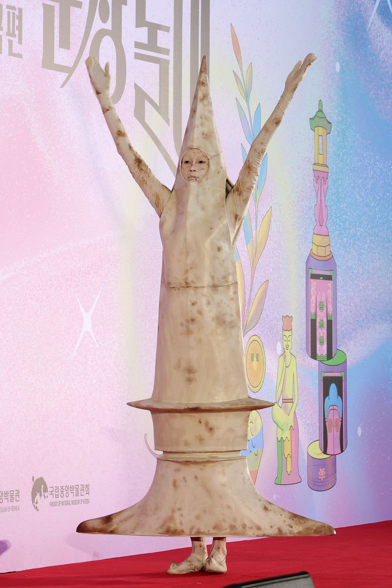 19일 서울 국립중앙박물관에서 열린 2026 국중박 분장놀이에서 '간돌검'을 표현한 모델 이혜정 씨가 무대에 입장하고 있다. /사진=뉴시스