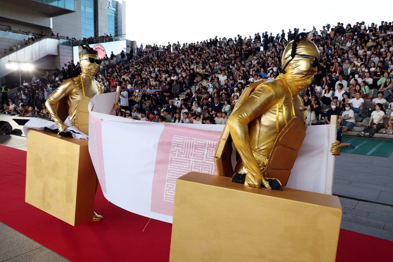 지난달 19일 서울 국립중앙박물관에서 열린 '2026 국중박 분장놀이'에서 '단종 복위 시호 금보'와 '단종비 정순왕후 복위 시호 금보'를 재현한 '숨고르는 거북이' 팀이 무대를 마친 뒤 퇴장하고 있다. 뉴시스