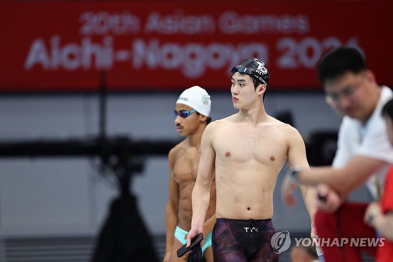경기장에 입장하는 황선우. 연합뉴스