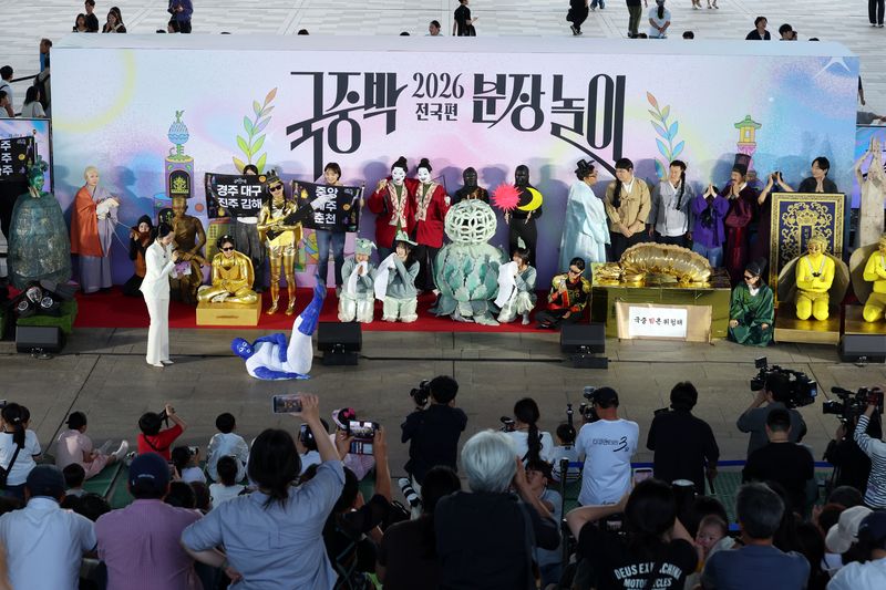 19일 서울 국립중앙박물관에서 열린 2026 국중박 분장놀이에서 모든 참가자들이 무대인사를 하고 있다. /사진=뉴시스