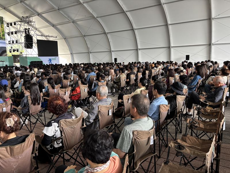 제11회 울산울주세계산악영화제 이틀째인 19일 울산 울주군 영남알프스복합웰컴센터 메인 극장인 '움프 시네마'에 많은 관람객이 찾아 영화를 감상하고 있다. 영화 관람은 모두 유료이다. 사진=최수상 기자