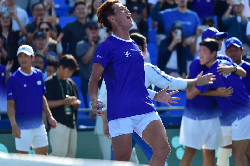19일 서울 올림픽공원 테니스장에서 열린 2026 데이비스컵 테니스 최종 본선 진출전 2라운드 둘째 날 단식 경기에서 수미트 나갈(247위)에게 2-0(6-1 6-2)으로 승리하며 8강 진출을 확정 지은 한국의 권순우가 기뻐하고 있다. 연합뉴스