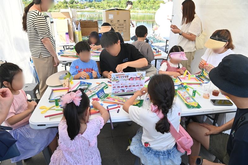 19일 오후 하남미사호수공원 잔디광장에서 열린 '2026 하남 이성산성 문화제'에서 아이들이 수수깡을 이용해 이성산성 성문을 만들고 있다. 사진=김경수 기자