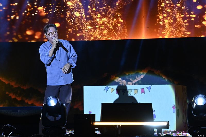 19일 오후 하남미사호수공원 잔디광장에서 열린 '2026 하남 이성산성 문화제'에서 가수 윤종신이 무대에 올라 열창하고 있다. 사진=김경수 기자