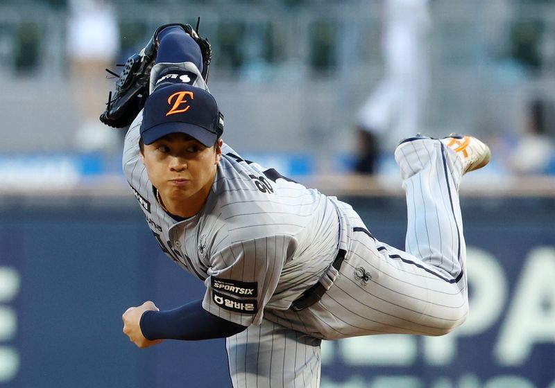 8월 11일 서울 송파구 잠실야구장에서 열린 2026 KBO 리그 한화 이글스와 두산 베어스의 경기에서 1회말 한화 선발 왕옌청이 역투하고 있다. /사진=뉴시스