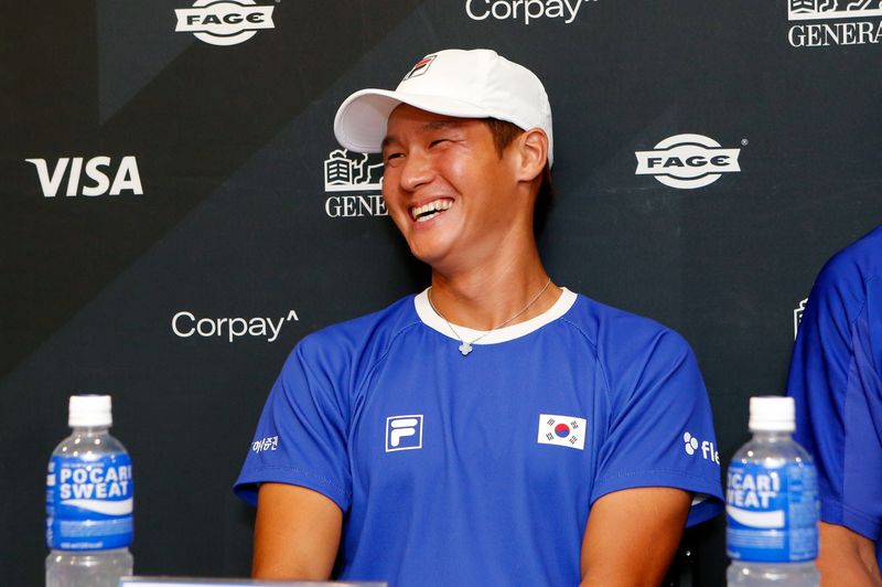 19일 서울 올림픽공원 테니스장에서 열린 2026 데이비스컵 테니스 최종 본선 진출전 2라운드 경기에서 수미트 나갈(247위)에게 2-0(6-1 6-2)으로 승리하며 8강 진출을 확정 지은 한국의 권순우가 밝은 모습으로 인터뷰를 하고 있다. 연합뉴스