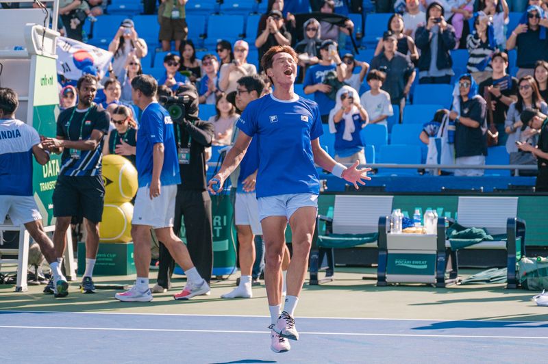 19일 서울 올림픽공원 테니스장에서 열린 2026 데이비스컵 테니스 최종 본선 진출전 2라운드 단식 경기에서 수미트 나갈(247위)에게 2-0(6-1 6-2)으로 승리하며 8강 진출을 확정 지은 한국의 권순우가 기뻐하고 있다. 연합뉴스