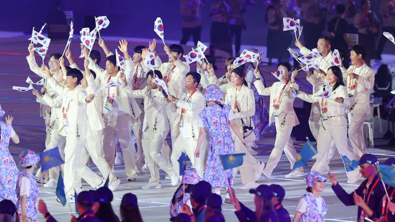 [나고야=뉴시스] 황준선 기자 = 19일 오후(현지 시간) 일본 아이치현 나고야시 미즈호 공원 육상경기장에서 열린 2026 아이치·나고야 아시안게임 개회식에서 한국 선수단 공동 기수인 탁구 신유빈과 조정 김동용을 비롯한 선수단이 입장하고 있다. 2026.09.19. hwang@newsis.com /사진=뉴시스