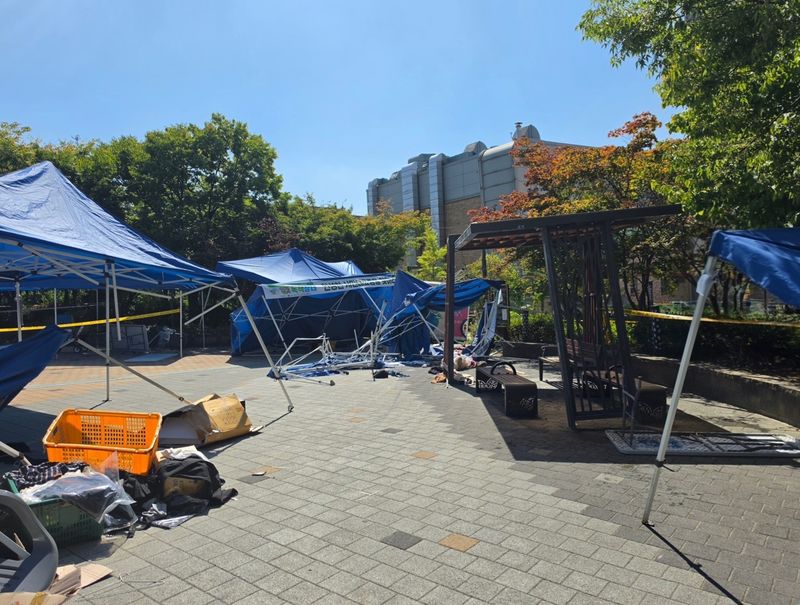 19일 오전 11시18분께 경기 안성시 공도읍 공도10호어린이공원에서 시 주최 녹색장터 행사에 시가 운영하는 중고용품 수거 트럭이 돌진하는 사고가 나 2명이 숨지고 5명이 부상을 입었다. /사진=경기도소방재난본부