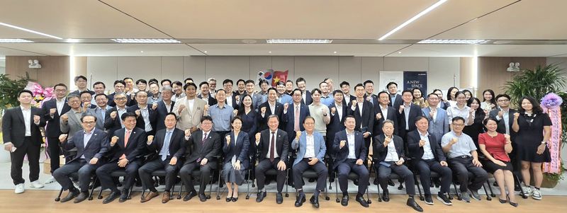 지난 16일 베트남 하노이 참빛타워에 진행된 주베트남한국상공인연합회(KOCHAM·코참) 사무실 확장 이전 개소식 후 이미연 주베트남 한국대사(앞줄 왼쪽에서 다섯번째)와 고태연 코참 회장(앞줄 왼쪽에서 여섯번째) 등 코참 관계자들이 화이팅을 외치고 있다. 코참 제공