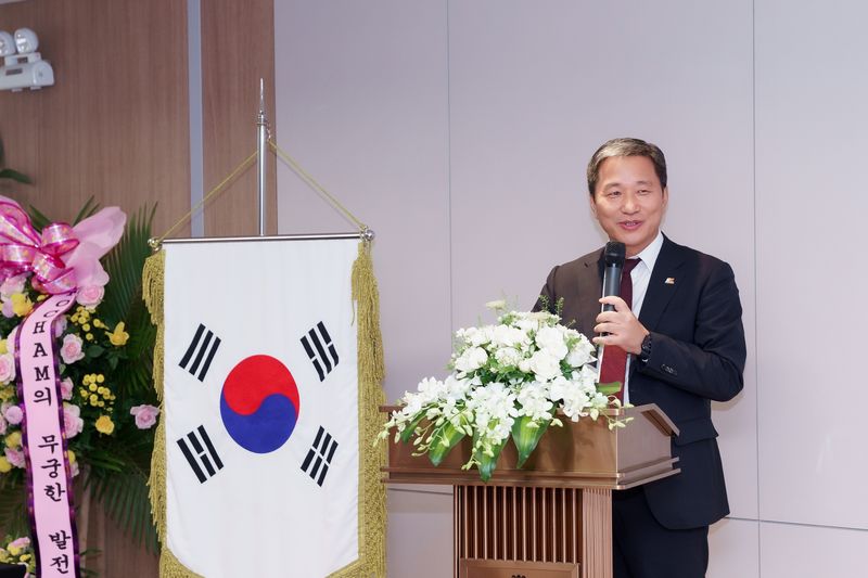 고태연 코참 회장이 지난 16일 베트남 하노이 참빛타워에 진행된 주베트남한국상공인연합회(KOCHAM·코참) 사무실 확장 이전 개소식에서 코참의 사무실 확장 이전에 대해 설명하고 있다. 코참 제공