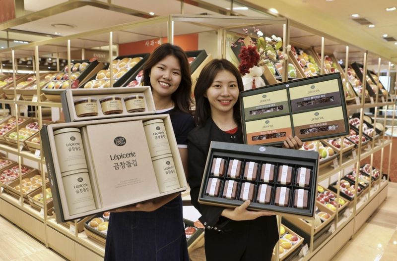 서울 중구에 위치한 롯데백화점 본점에서 모델들이 다양한 추석 '핸드캐리 기프트'를 선보이고 있다. 롯데백화점 제공