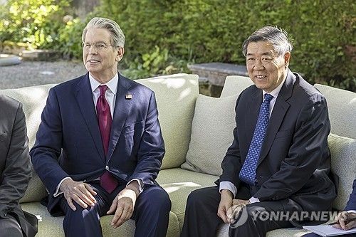 스콧 베선트 미국 재무장관(좌측)과 허리펑 국무원 부총리(우측) (출처=연합뉴스)