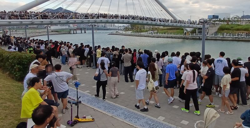 지난 19일 오후 부산 동구 부산항북항 친수공원 수로 주변에 상어를 보기 위한 시민이 몰려 북적이고 있다. 사진=백창훈 기자