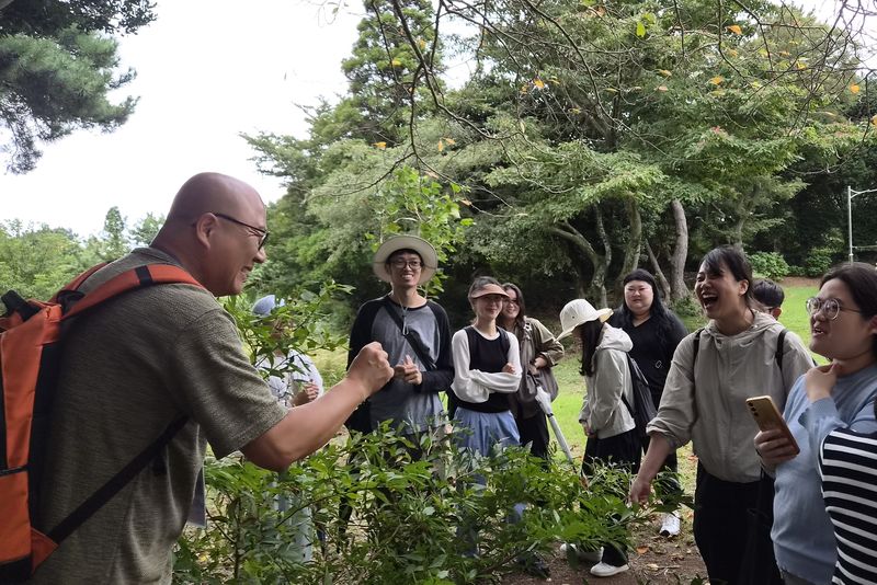 17일 제주대학교 대학일자리플러스센터가 운영한 ‘저활력 지역청년 대상 힐링캠프’에서 참가 청년들이 숲 체험 프로그램에 참여하며 강사의 설명을 듣고 있다. 캠프는 장기 구직 과정에서 쌓인 스트레스를 덜고 심리적 안정과 진로 재설계를 돕기 위해 마련됐다. 사진=제주대학교 제공