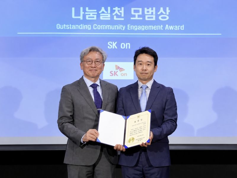 김성식 SK온 유럽 법인장(오른쪽)이 18일(현지시간) 헝가리 부다페스트 한국문화원에서 열린 '제2회 헝가리 진출 기업 CSR 시상식'에서 SK온의 '나눔실천 모범상' 수상한 뒤 박철민 주헝가리 대사와 기념촬영을 하고 있다. SK온 제공