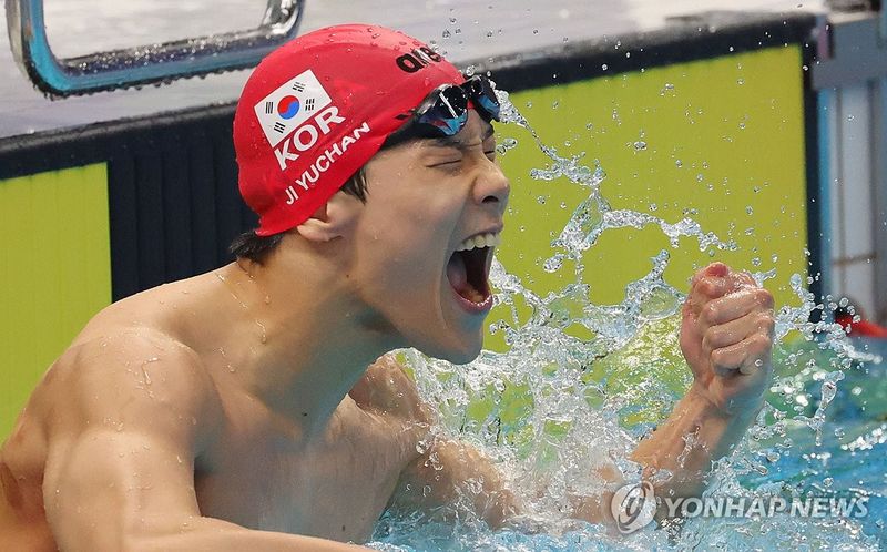 아시안게임 금메달을 확인하고 환호하는 지유찬 (출처=연합뉴스)